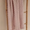 PŪKUOTAS kūdikio pledas – 100% merino vilna – Švelniai rožinis