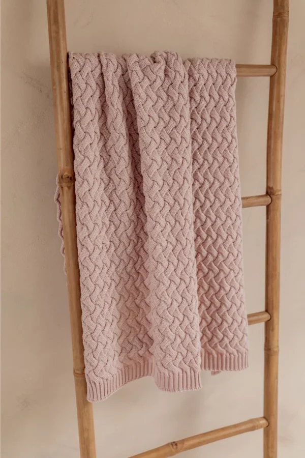 PŪKUOTAS kūdikio pledas – 100% merino vilna – Švelniai rožinis