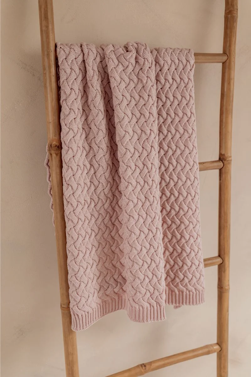 PŪKUOTAS kūdikio pledas – 100% merino vilna – Švelniai rožinis - Image 4