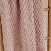 PŪKUOTAS kūdikio pledas – 100% merino vilna – Švelniai rožinis