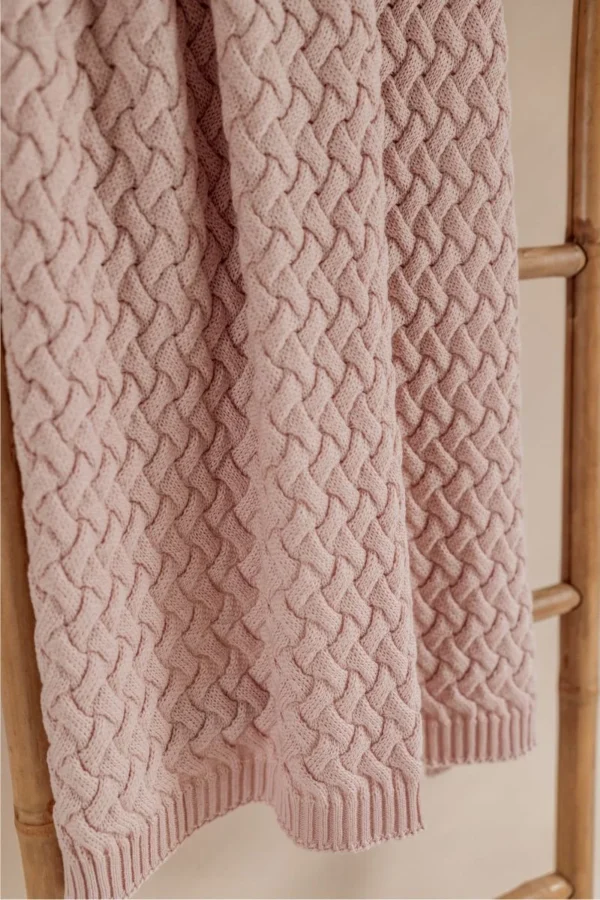 PŪKUOTAS kūdikio pledas – 100% merino vilna – Švelniai rožinis